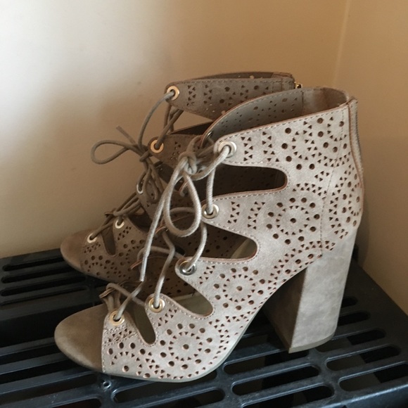 Lace-up cutout beige high-heels. - Picture 2 of 5